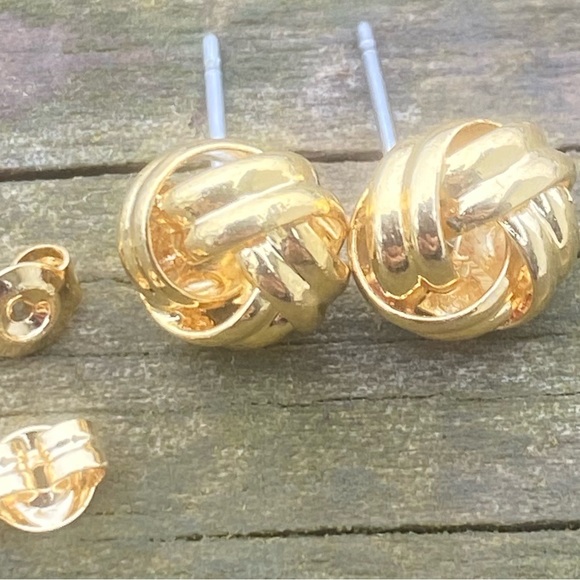 SOLD 💲Gold love knot stud earrings 8mm gold plated earrings - Picture 5 of 7